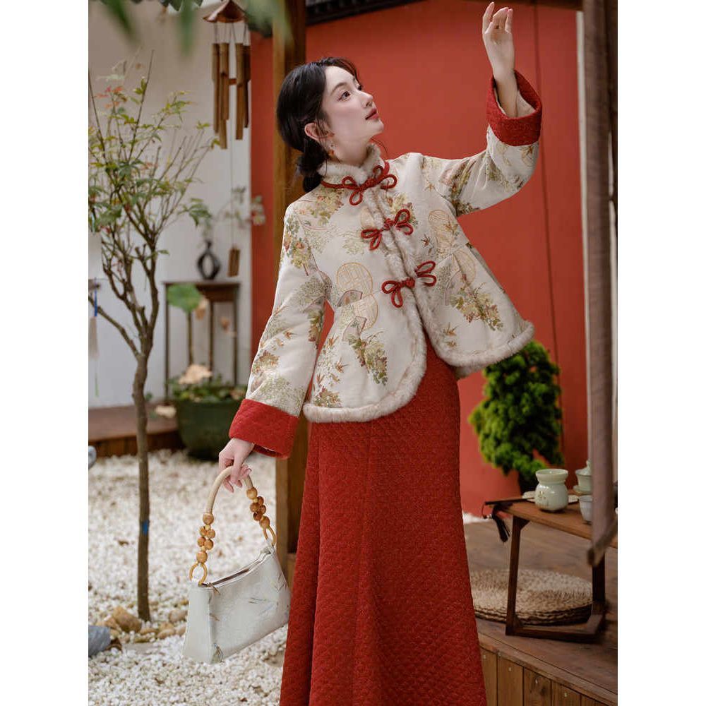 新中式綿入れ 正月 ハン服セット レディース 秋冬 2025 ジャカード ジャケット おしゃれ エレガント フォトジェニック 温もりある綿入れと雅やかなジャカードが新春を彩る 上品な正月用ハン服コーディネート