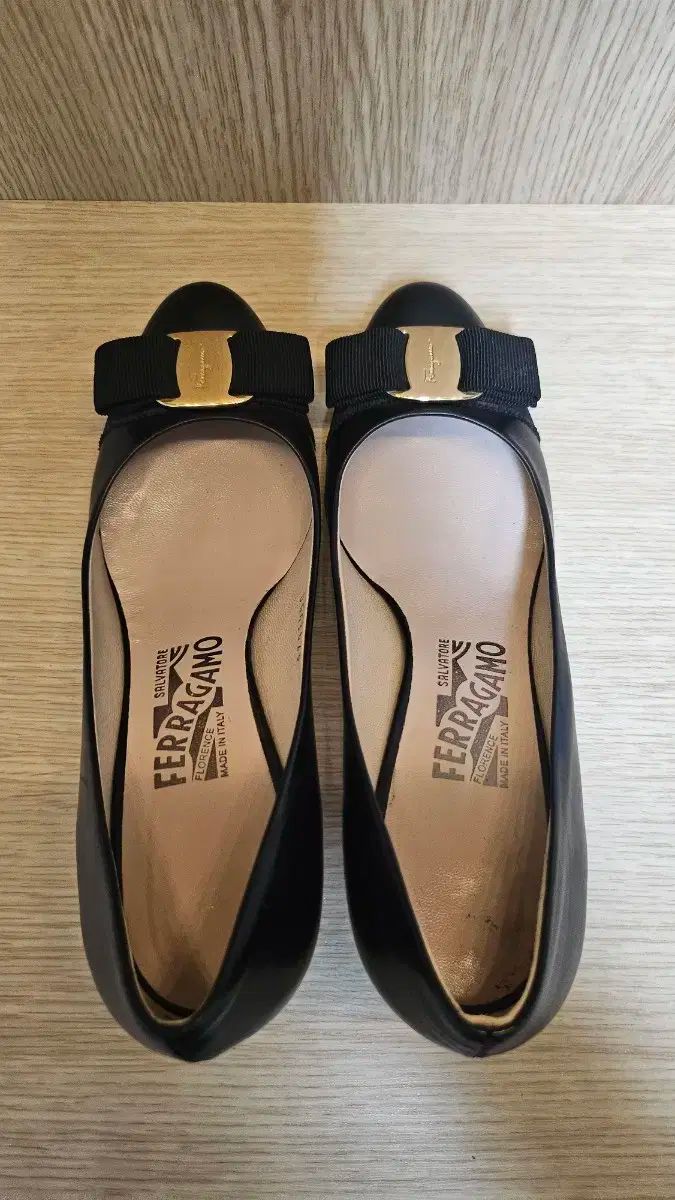 フェラガモ ヴァラ