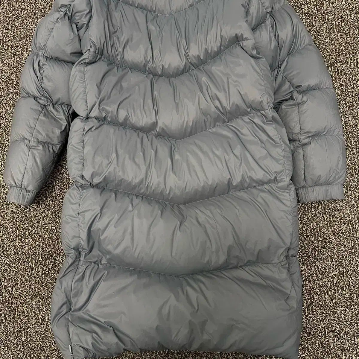 チャコールグレー