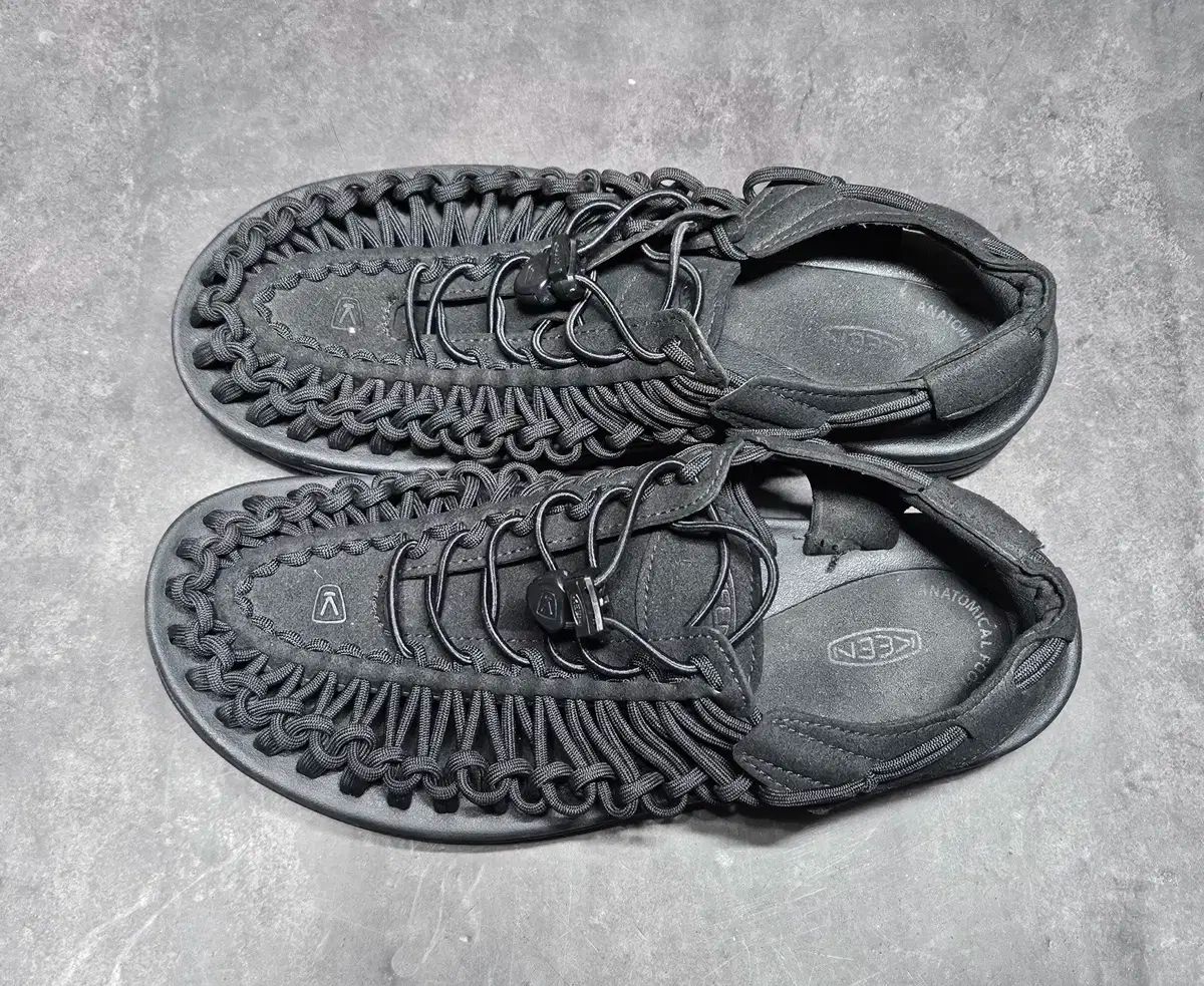 キーン ユニーク サンダル ブラック 270