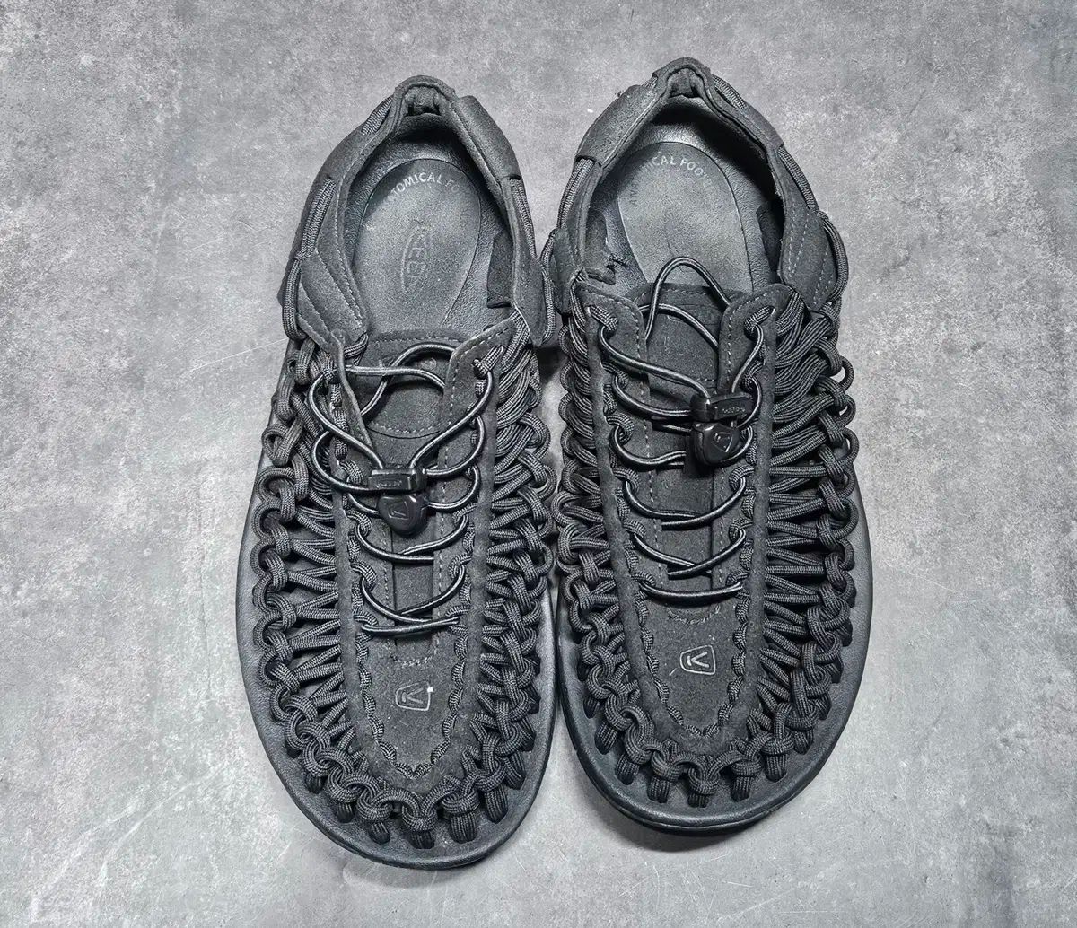 キーン ユニーク サンダル ブラック 270