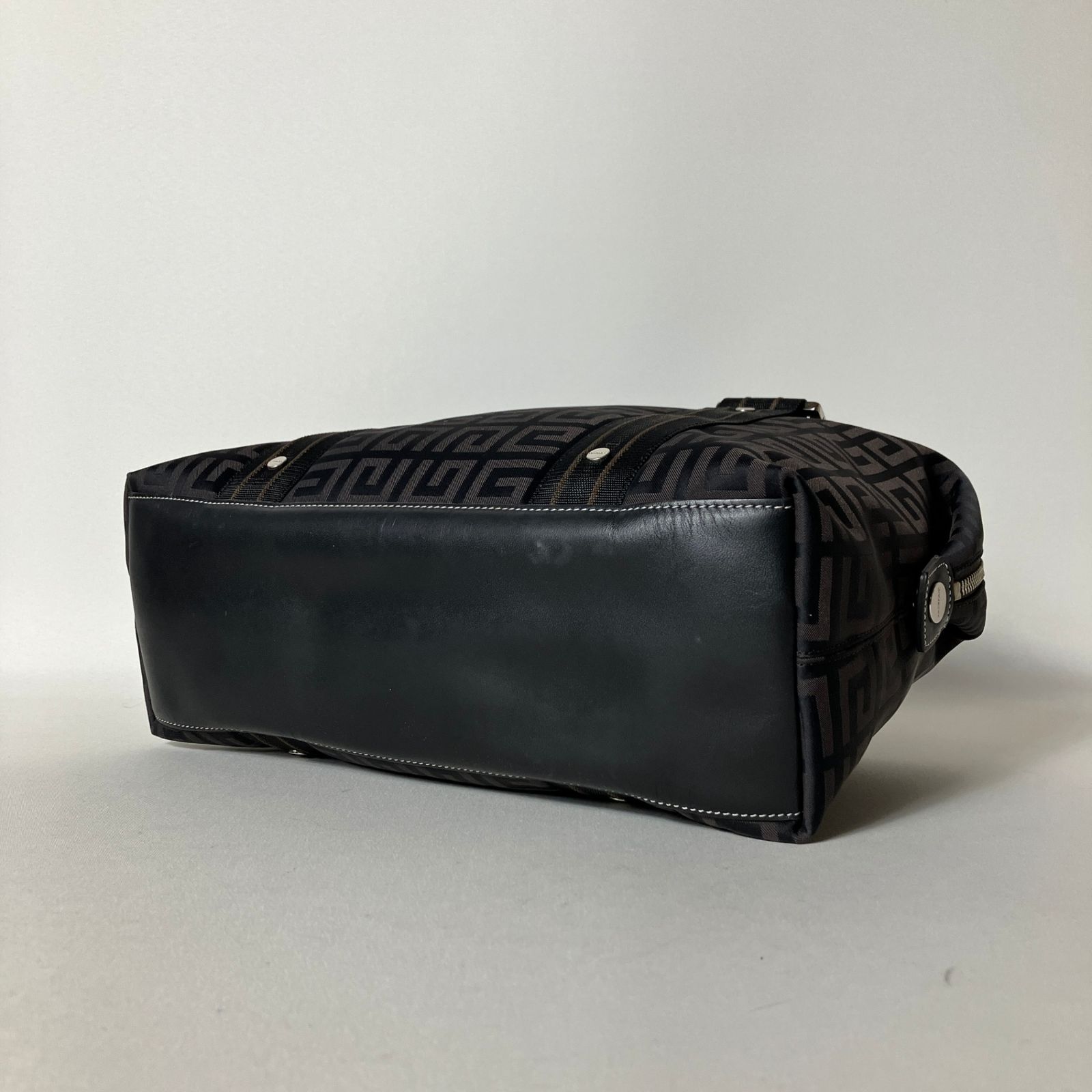 ブラック 4Gロゴ