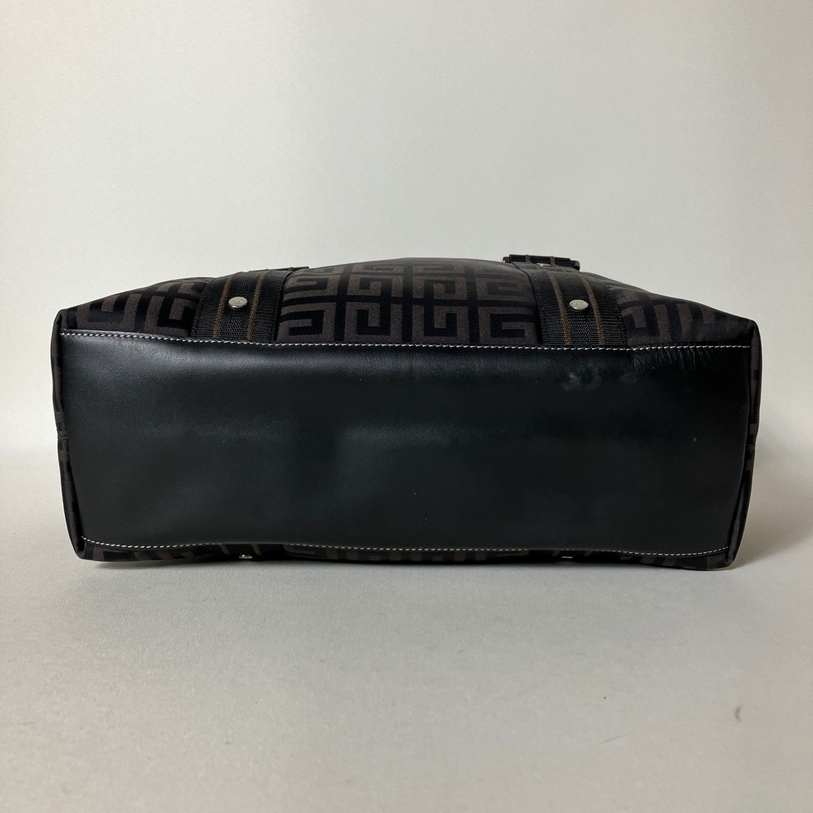 ブラック 4Gロゴ