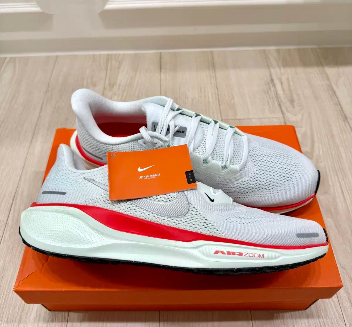 【大得価，人気SALE】 (290)新品 NIKE ナイキ ランニングシューズ エアズーム ペガサス 41 白 レッド スニーカー