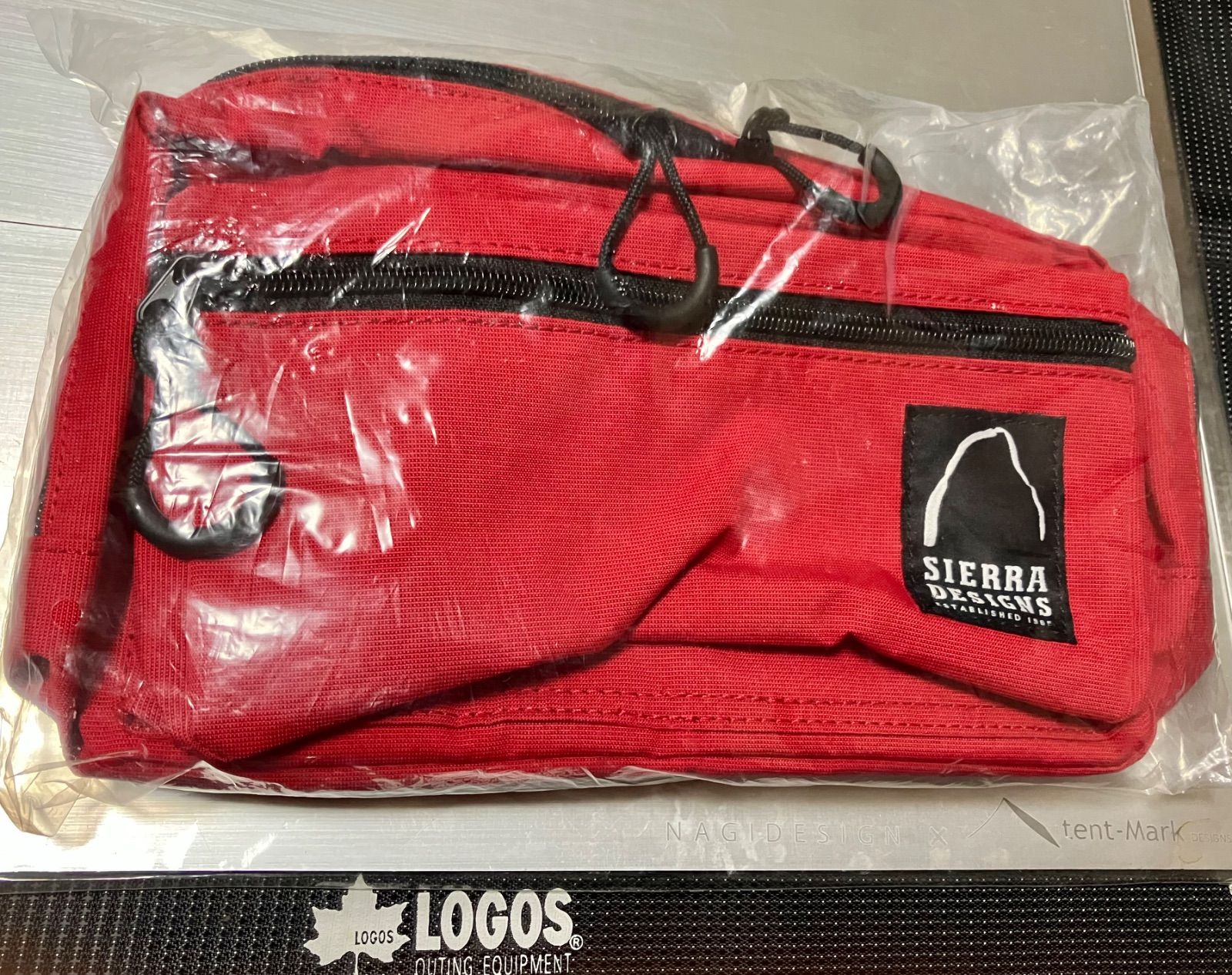 シエラデザイン SIERRA DESIGNS赤エンジ ナイロンアノラックパーカー　プルオーバー マウンテンパーカー SIERRA DESIGNS シエラデザイン 4L ウェストバッグ Red 未使用品