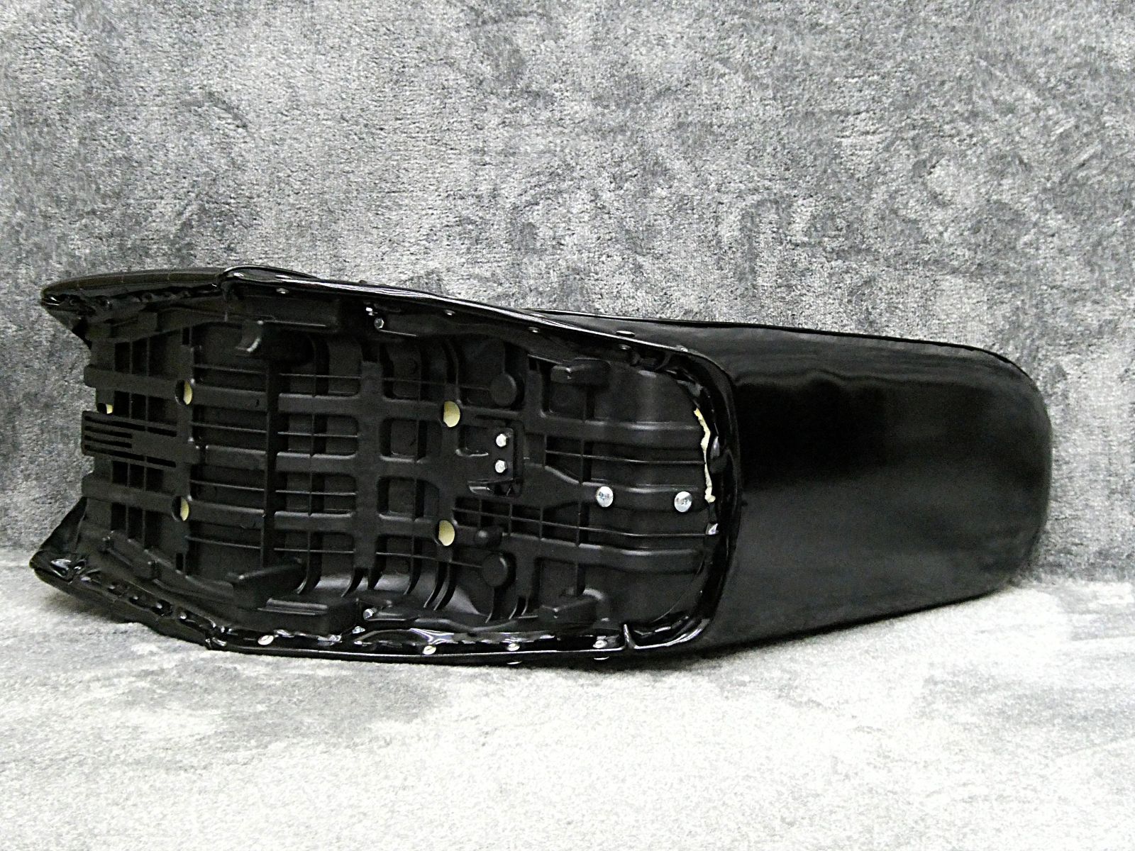 XJR400前期4HM 鋲打ち 黒エナ40cm 三段シート ブラック 補強入り エナメル アンコ抜き93～96年 3段 へっぽこ社長 タックロールXJR400R BRIGHTFACE_UK