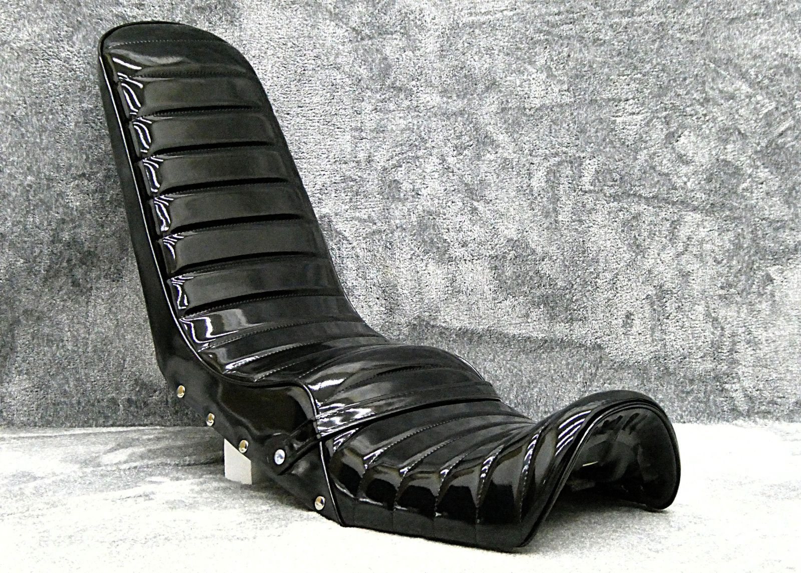 XJR400前期4HM 鋲打ち 黒エナ40cm 三段シート ブラック 補強入り エナメル アンコ抜き93～96年 3段 へっぽこ社長 タックロールXJR400R