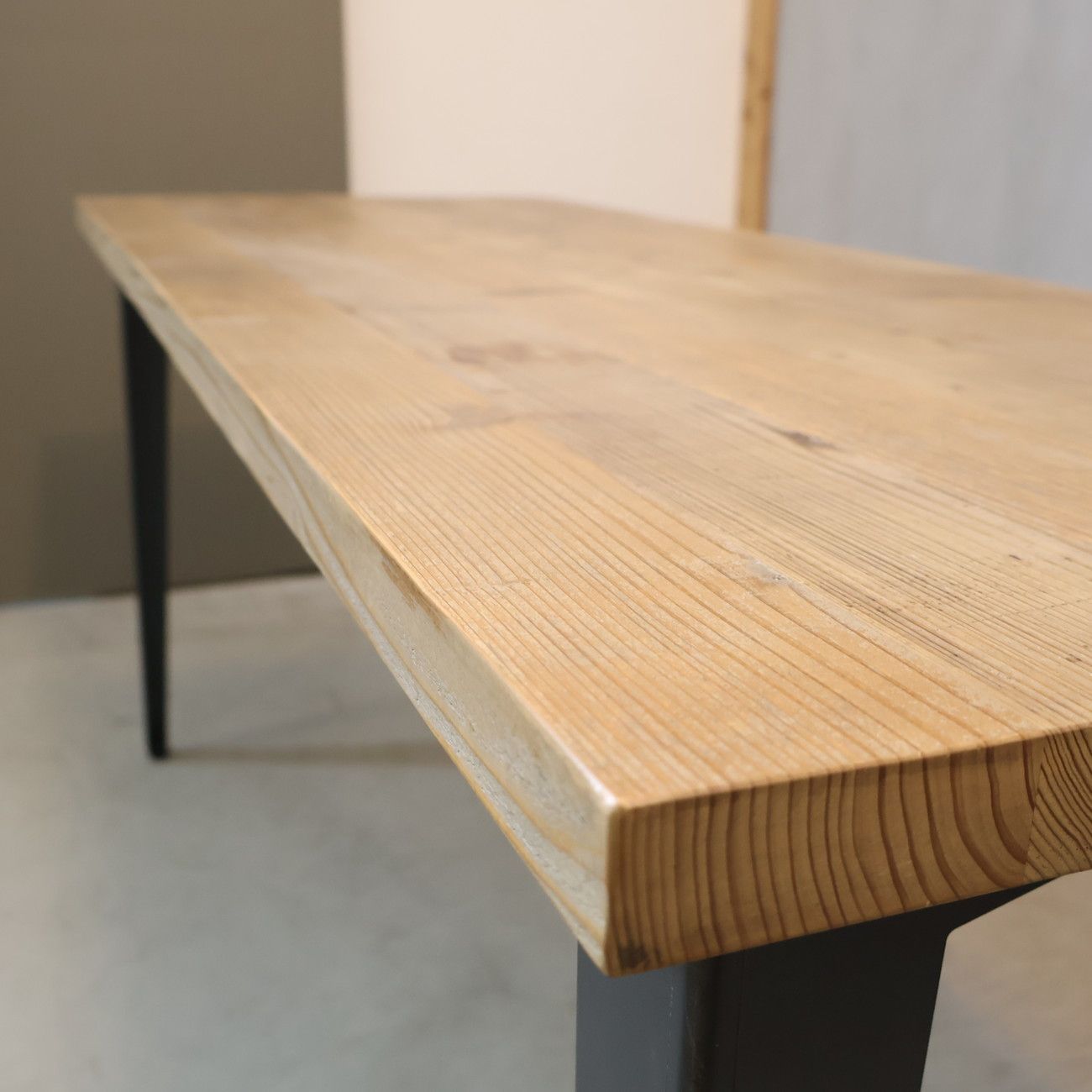 DICHOTOMIC ディコトミック 無垢古材 テーパーレッグテーブル ダイニングテーブル インダストリアル アイアン ヴィンテージ調 MARWIL-DEMENAGEMENTS_CH