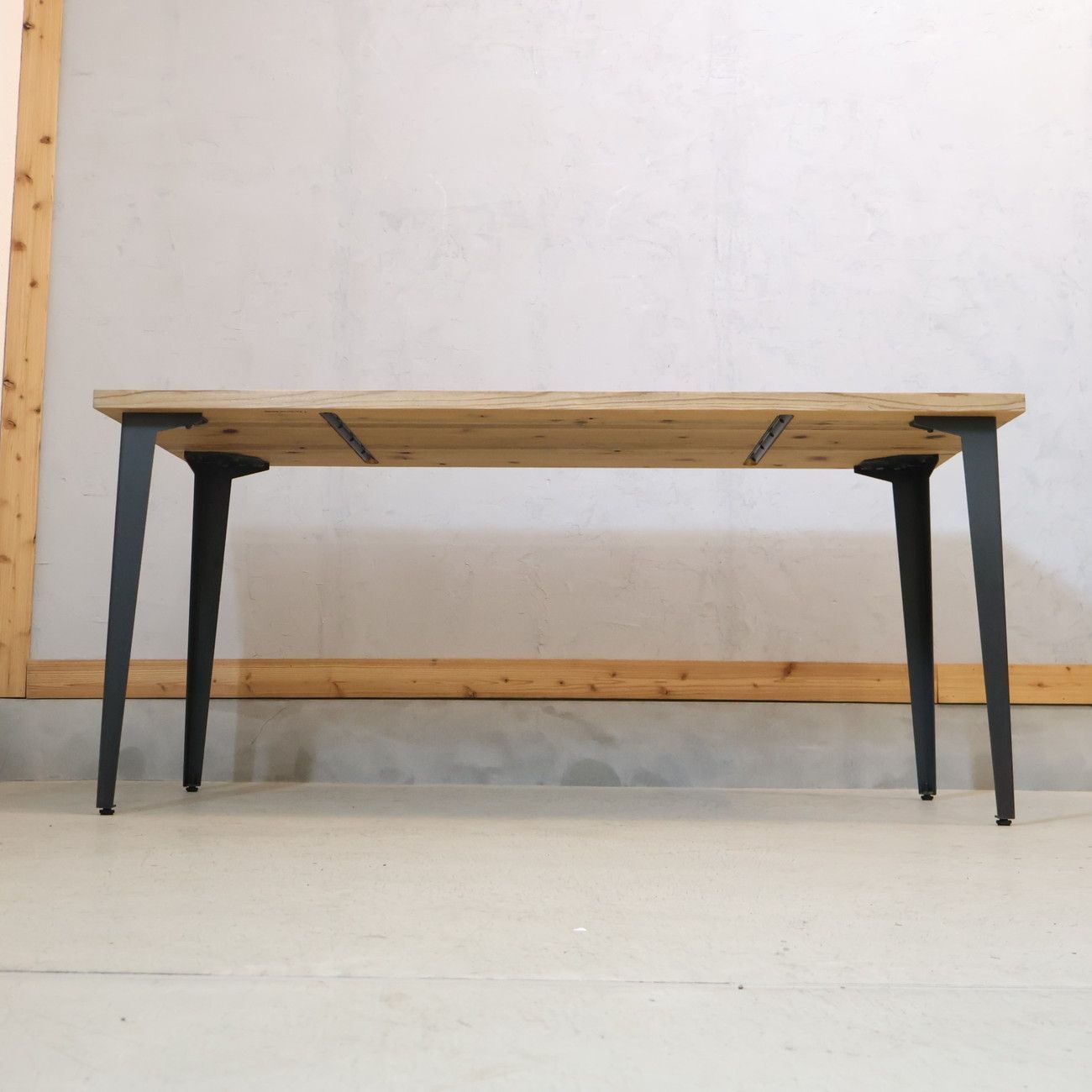 テーパーレッグテーブル