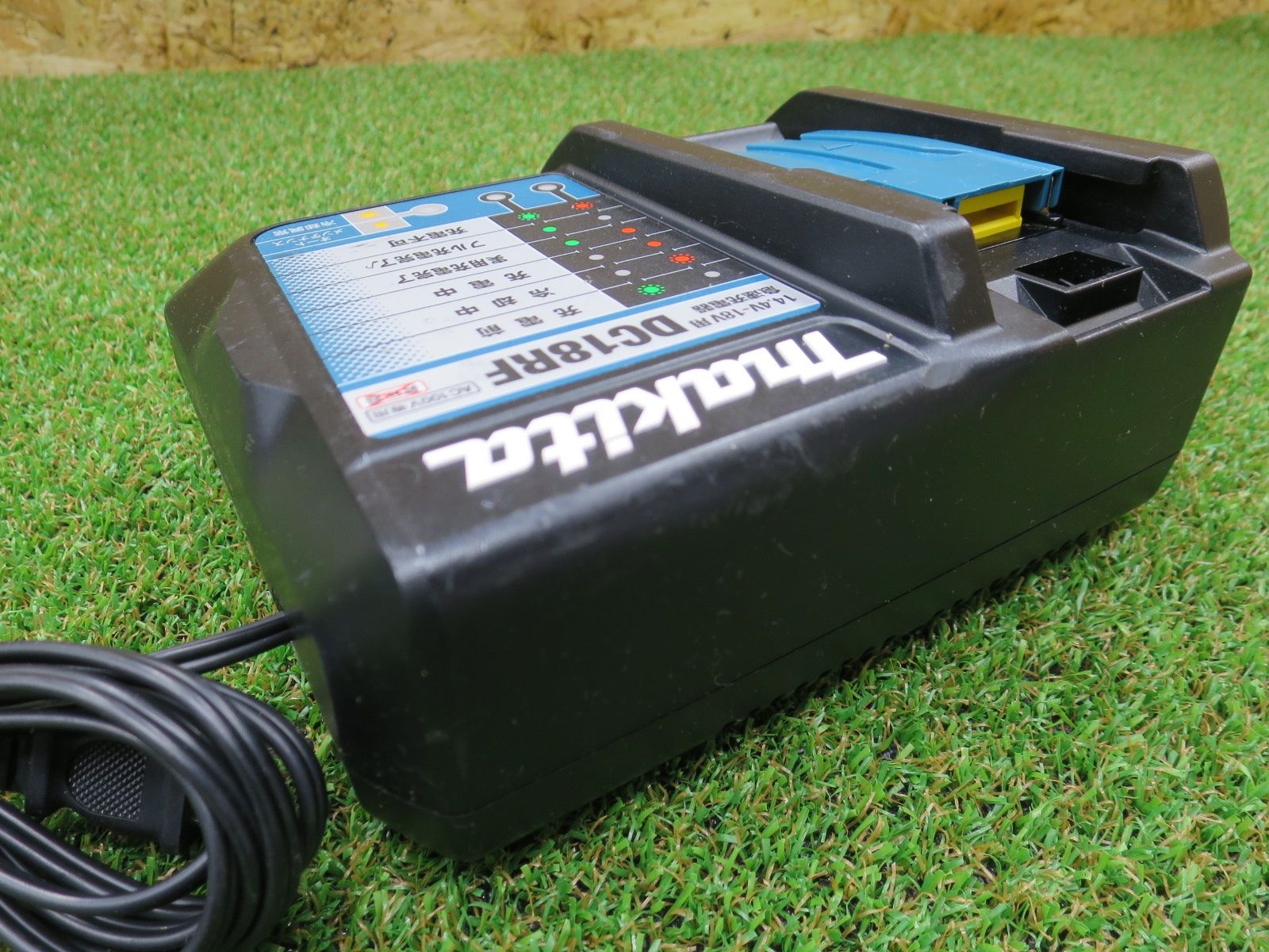 Makita急速充電器とリチウムイオン充電池です Makita急速充電器とリチウムイオン充電池