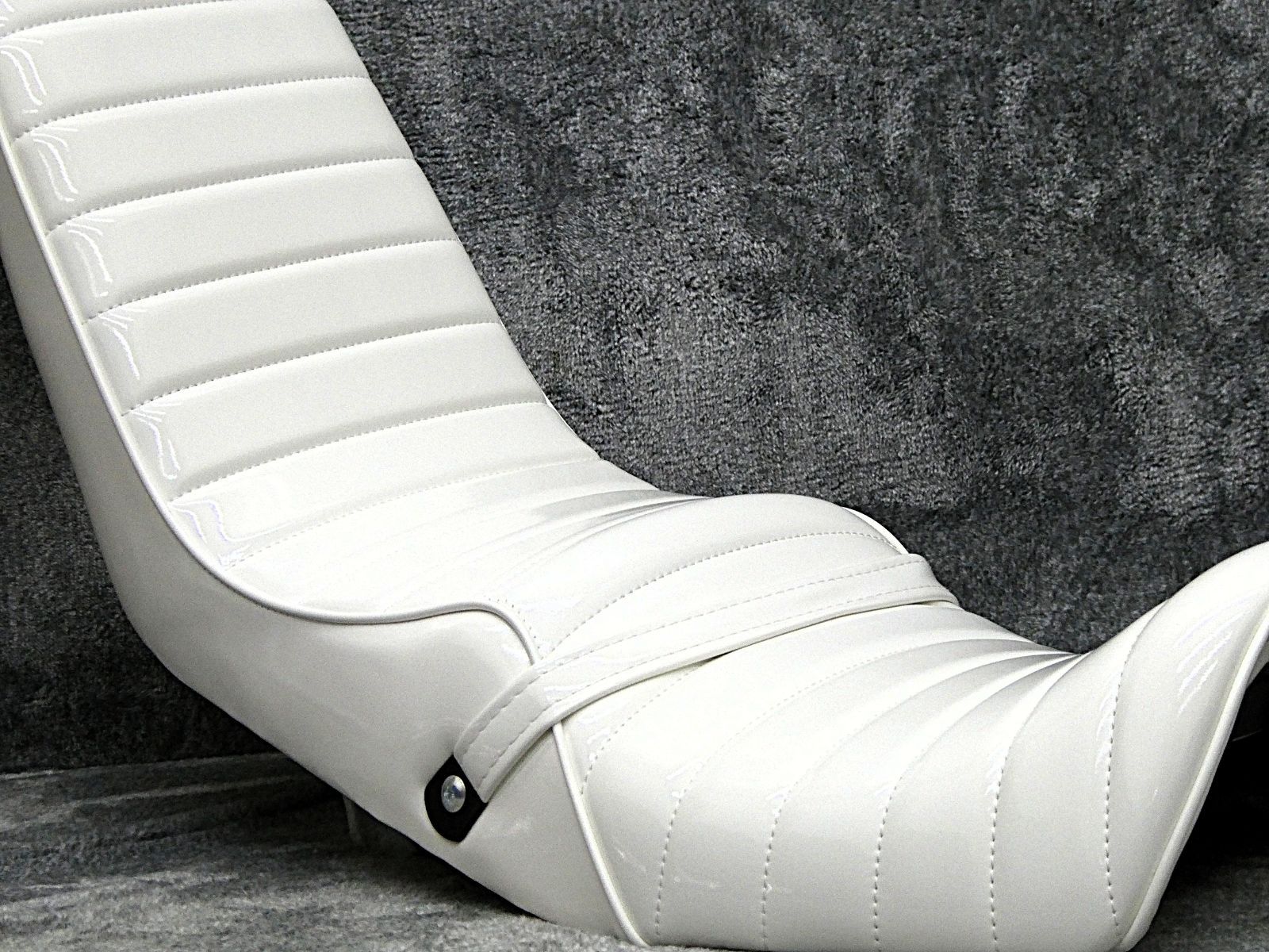 XJR400前期4HM 白エナ40cm 三段シート ホワイト 補強入り エナメル アンコ抜き ローダウン93～96年 3段 へっぽこ社長 タックロールXJR400R BRIGHTFACE_UK