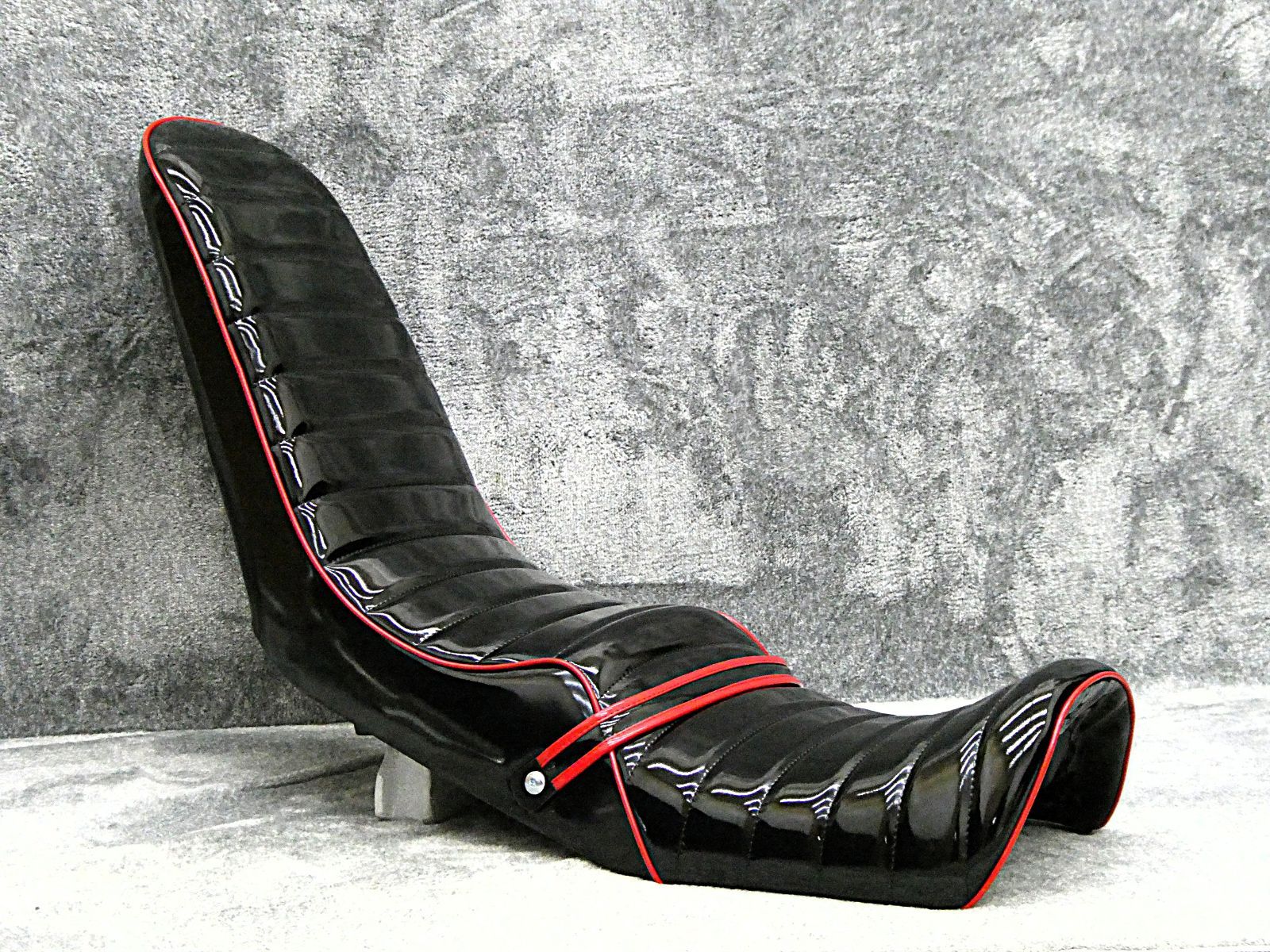 XJR400前期4HM 黒赤エナ40cm 三段シート ブラック レッド 補強入り エナメル アンコ抜き 93～96年 3段 へっぽこ社長 タックロールXJR400R BRIGHTFACE_UK