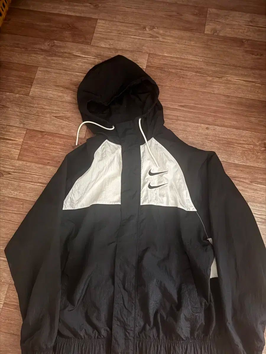 ナイキ ダブルスウッシュ フード ウィンドブレーカー L