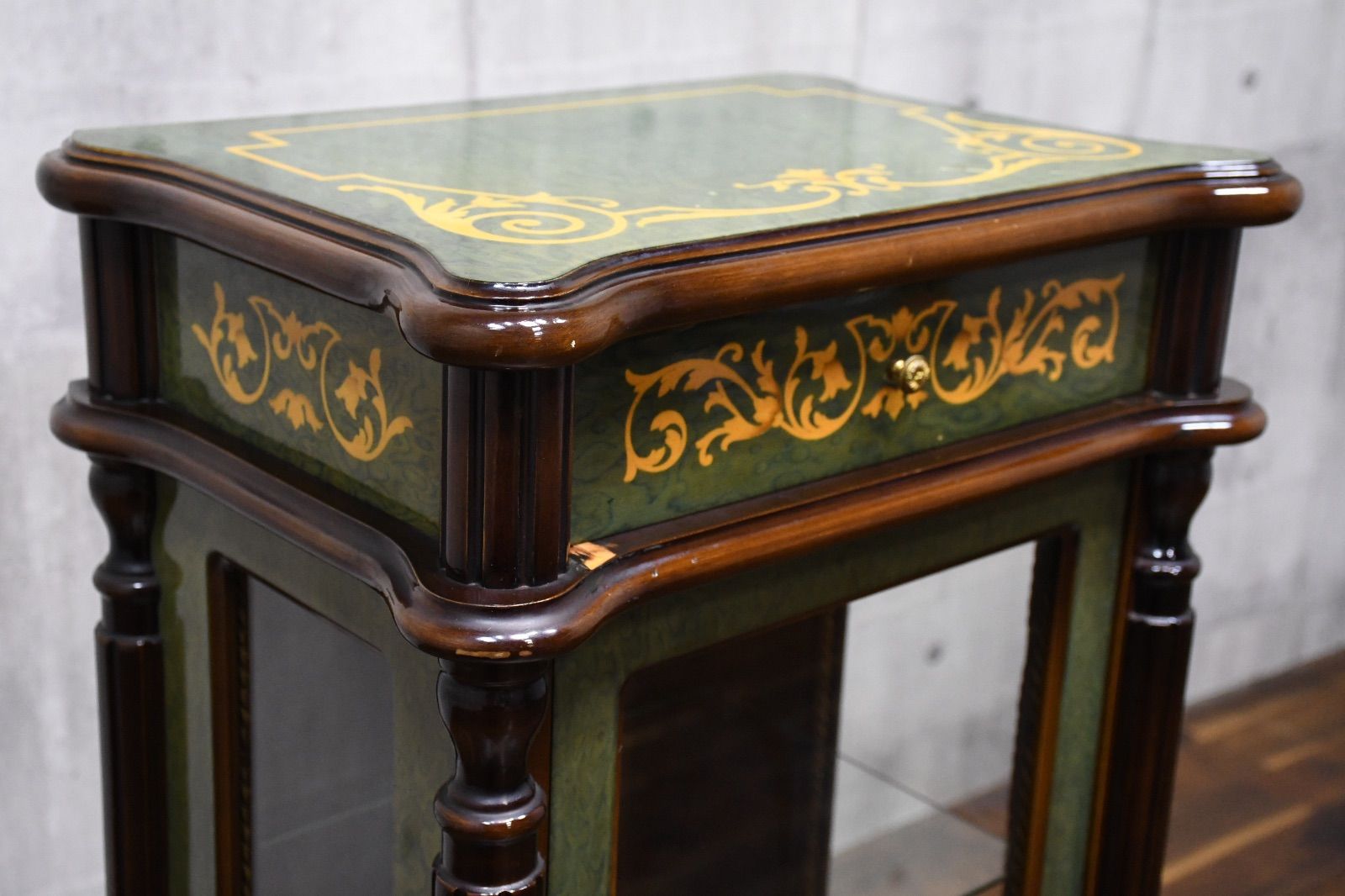 ガラスキャビネット