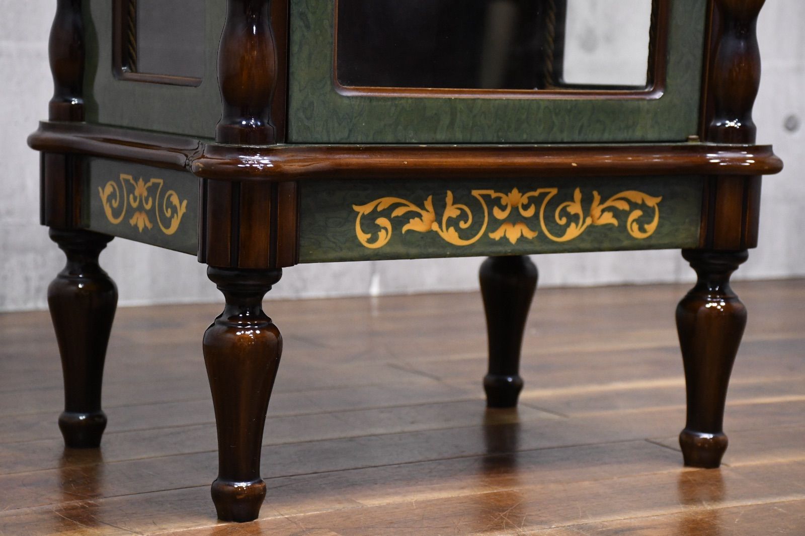 ガラスキャビネット