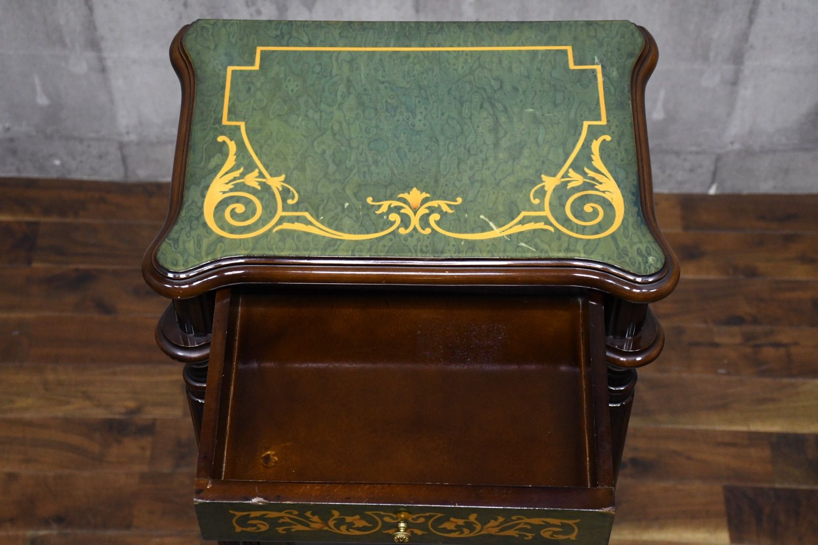 EJK24 イタリア製 象嵌 ガラスキャビネット 飾り棚 キュリオケース コンパクト スリム ショーケース アンティーク調 マーケタリー 飾棚 MARWIL-DEMENAGEMENTS_CH