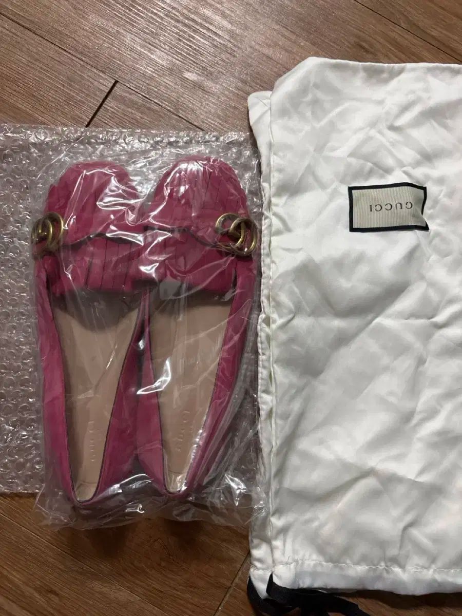 グッチ ピンク スウェード ローファー フラットシューズ