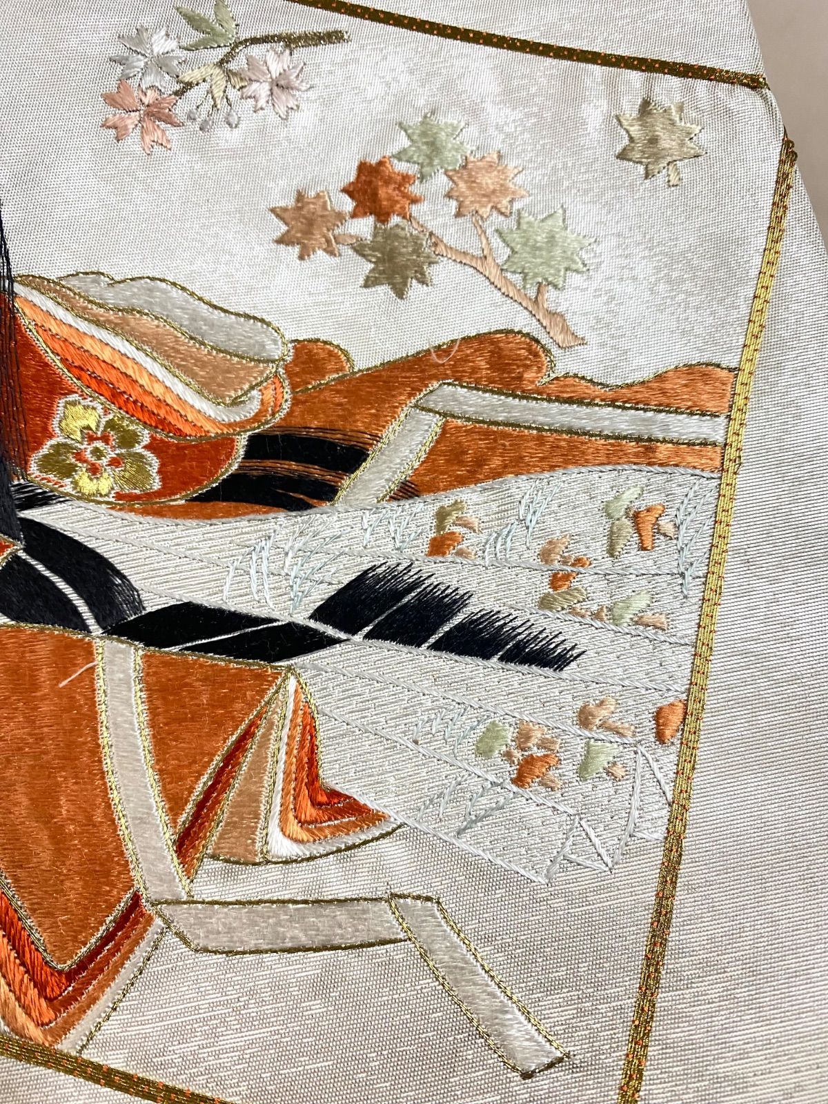 帯】袋帯 お太鼓柄 刺繍 正絹 物語文 十二単女房 御所車 シルバー地