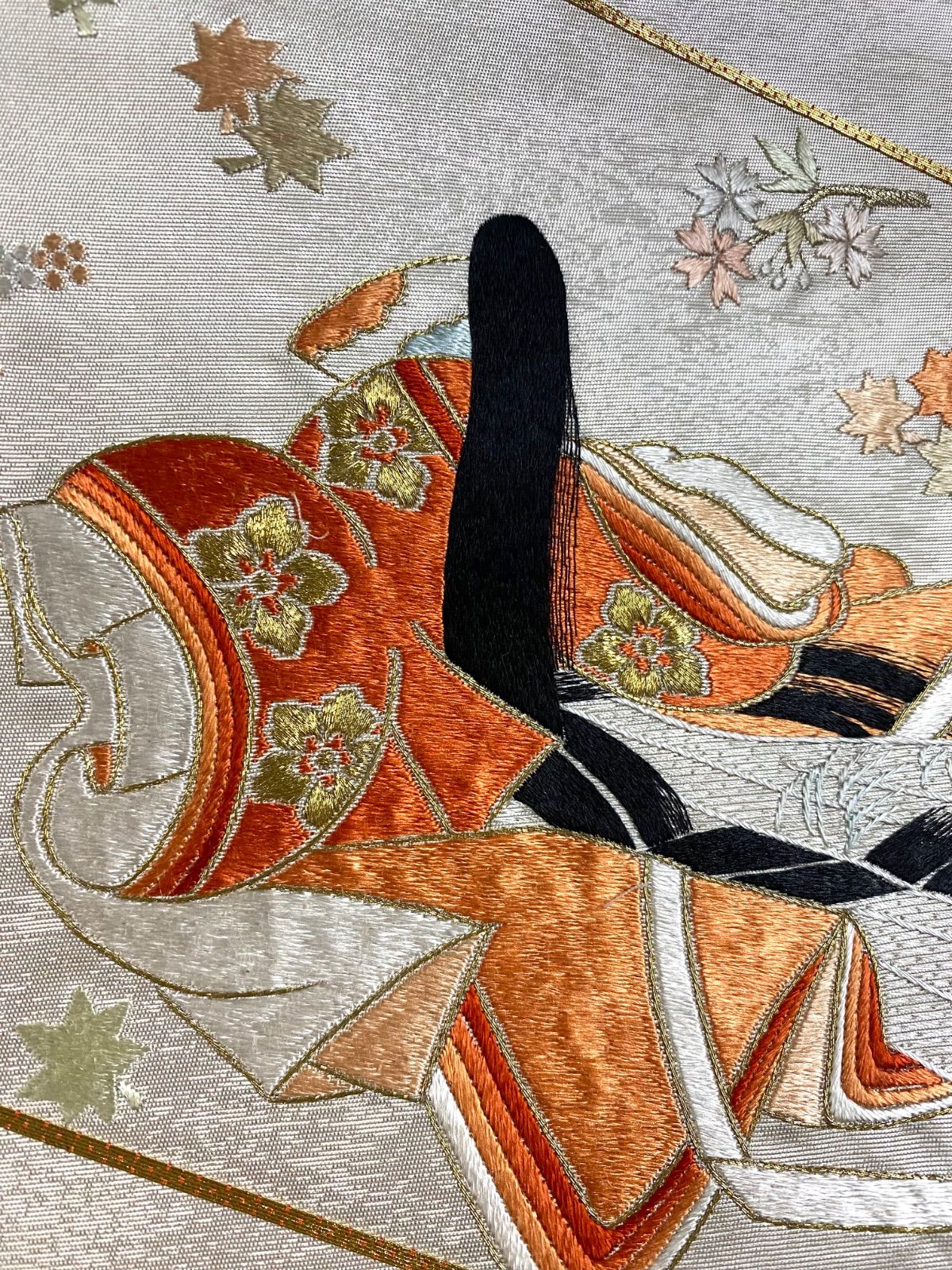 帯】袋帯 お太鼓柄 刺繍 正絹 物語文 十二単女房 御所車