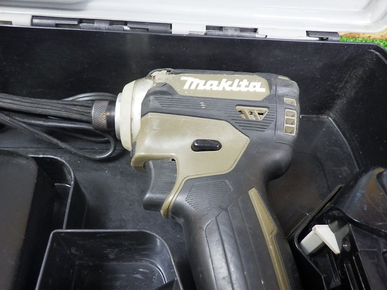 18Vタイプ マキタ インパクトドライバー TD171D 充電器・3.0Ahバッテリー2個・ケース付 充電式 電動工具 makita 品