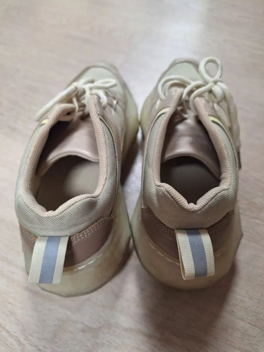 シューコンマニボニー ベージュ スニーカー