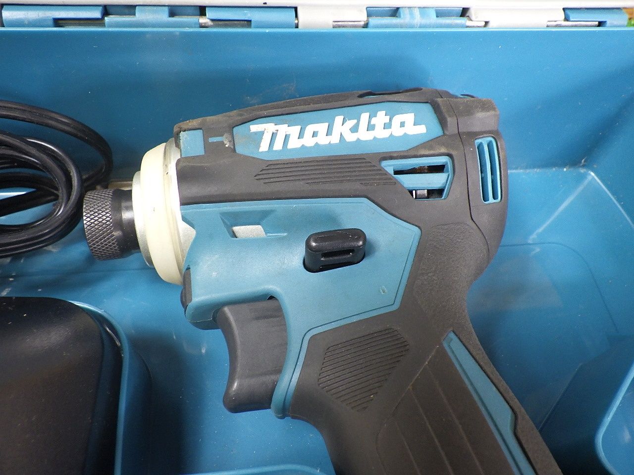 18Vタイプ マキタ インパクトドライバー TD172D 充電器・6.0Ahバッテリー1個・ケース付 充電式 電動工具 makita 品