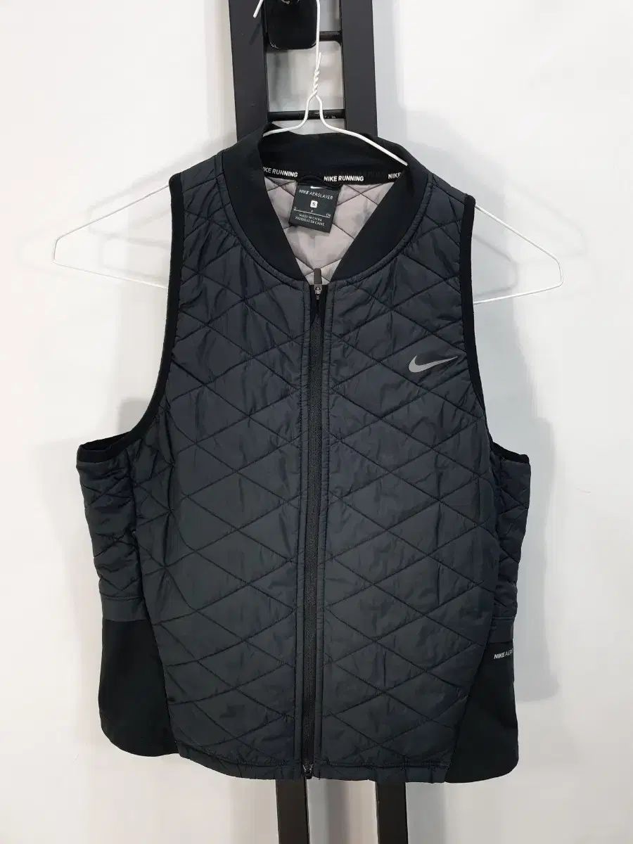 ナイキ ゴルフ 軽量 ダウン エアロレイヤー キルティング ベスト ブラック レディース s