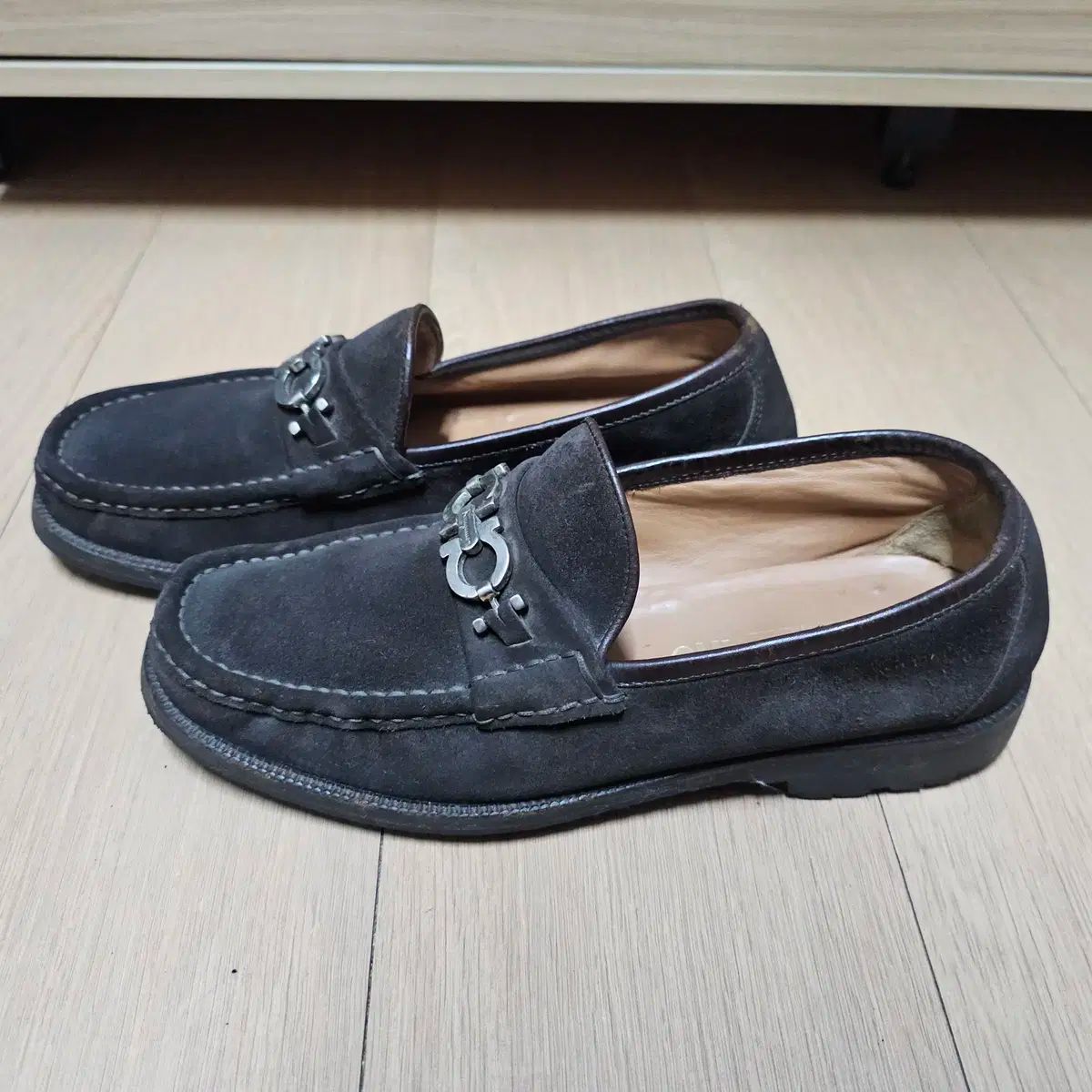 FERRAGAMO フェラガモ 柔らかい スウェード ガンチーニ メンズ ローファー 250-255