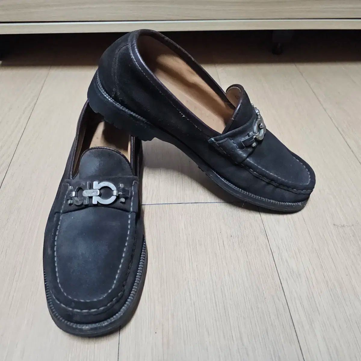 フェラガモ 柔らかい スウェード ガンチーニ メンズ ローファー 250-255