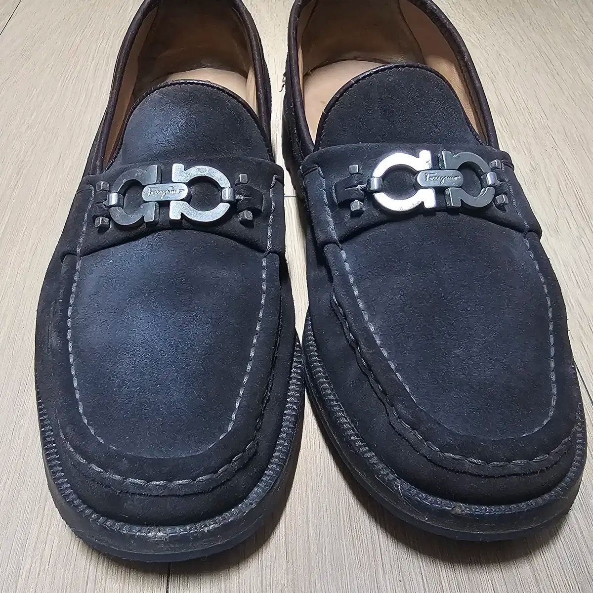 フェラガモ 柔らかい スウェード ガンチーニ メンズ ローファー 250-255