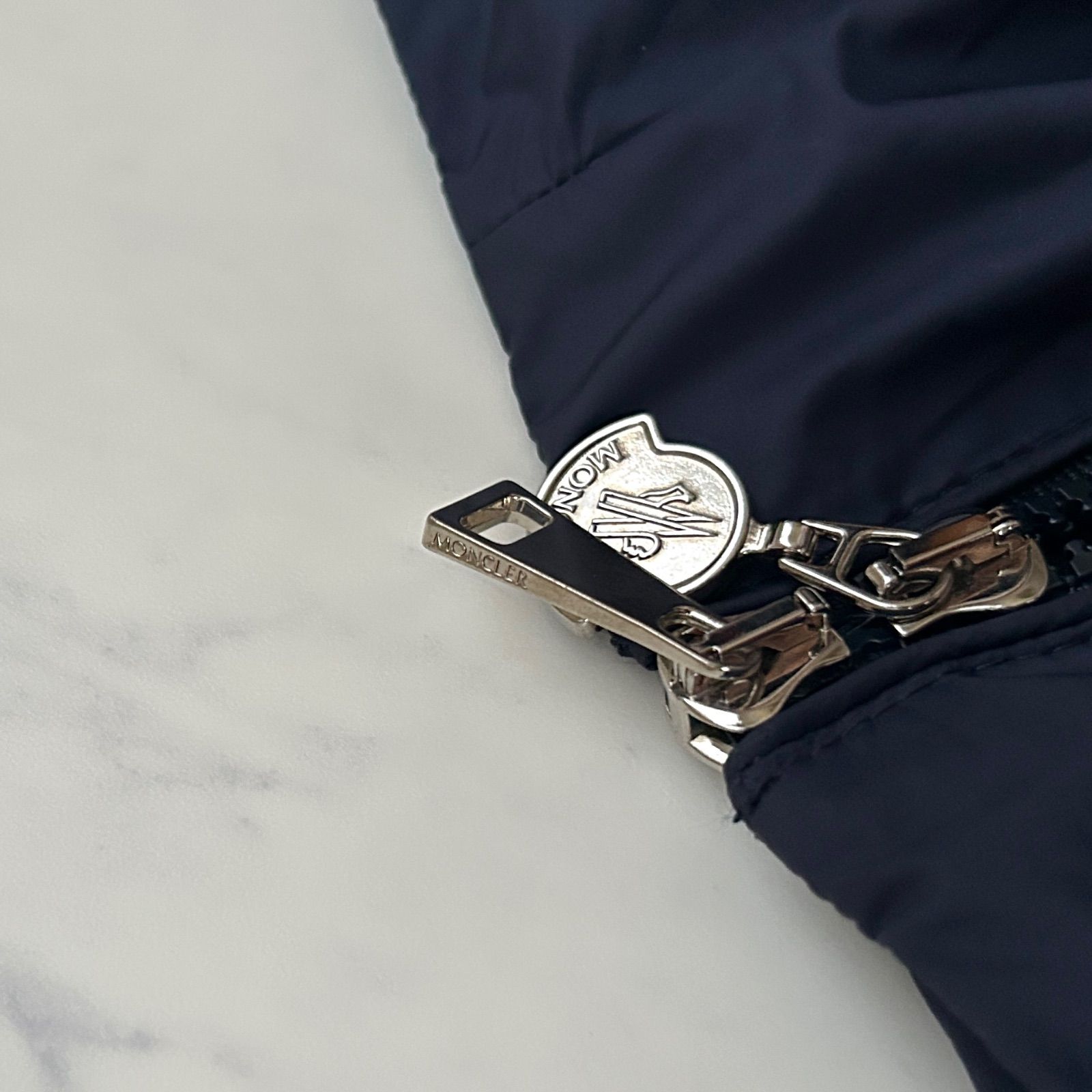 希少モデル MONCLER モンクレール ダウンジャケット ワッペン スタンド 