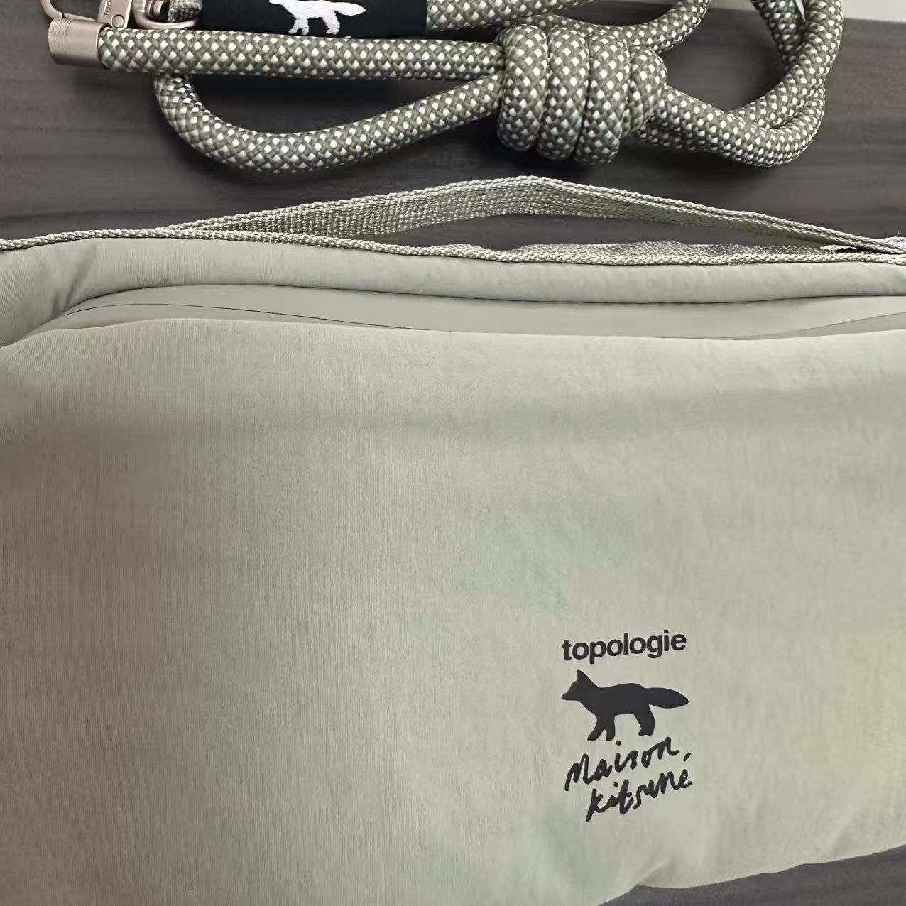 MAISON KITSUNE x TOPOLOGIE ポロジー メゾンキツネ ボトルサコッシュ