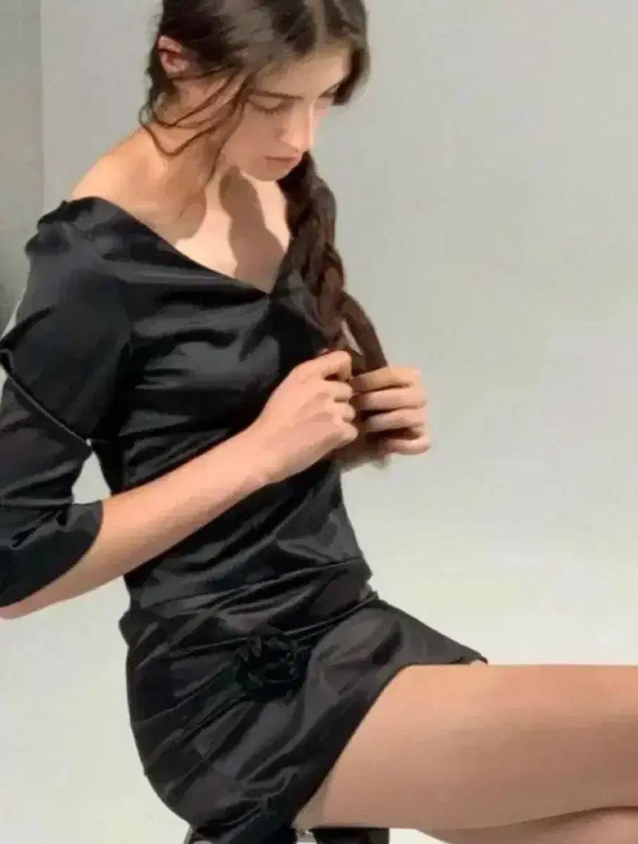 ルエ Lea JANE V NECK TOP