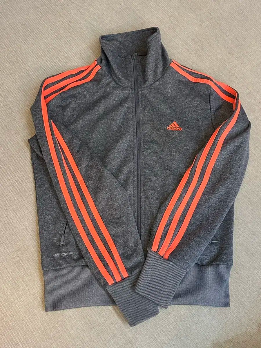 アディダス トラックジャージ