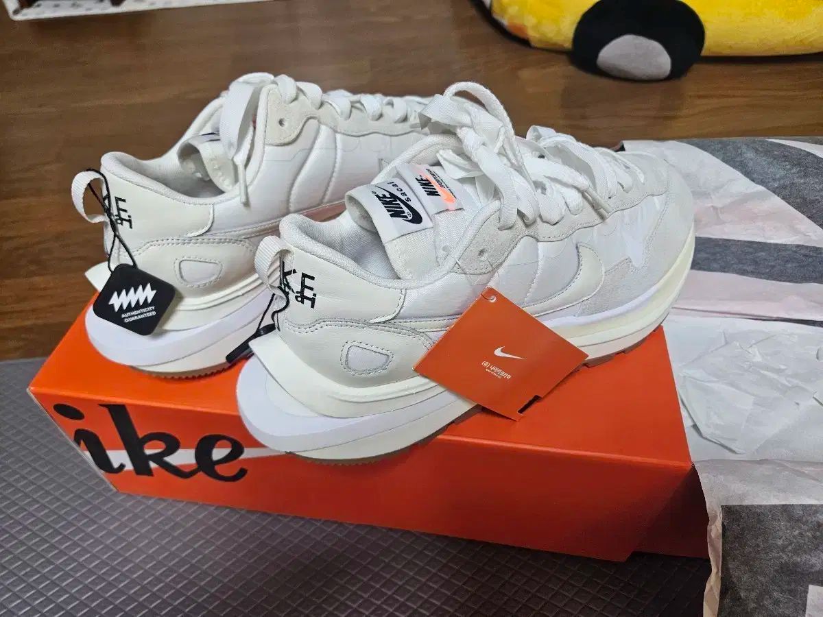 NIKE SACAI ヴェイパーワッフル 280 白 アンド 黒 商品