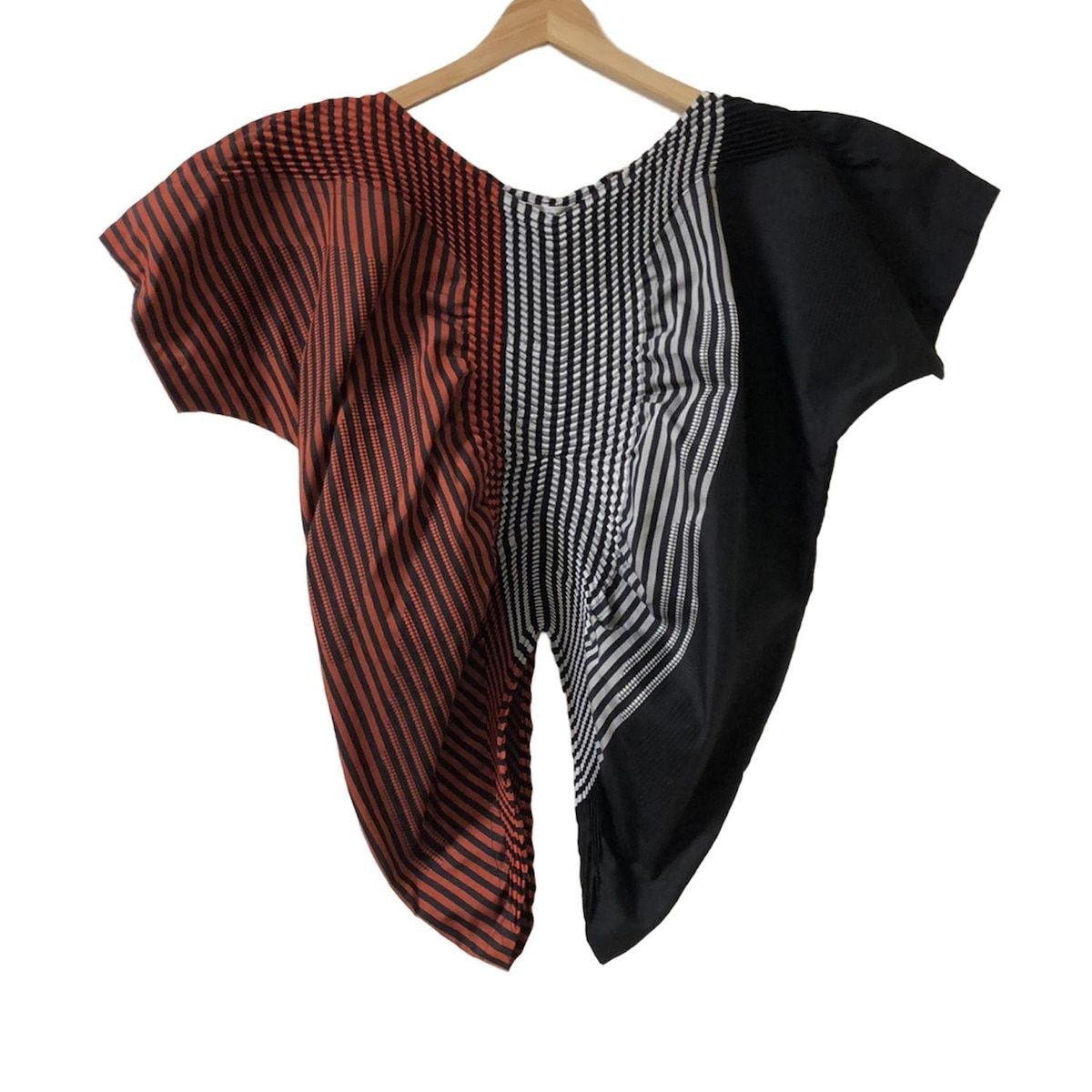 イッセイミヤケ 半袖カットソー サイズ2 M レディース レッド 黒 グレー Vネック プリーツ ストライプ