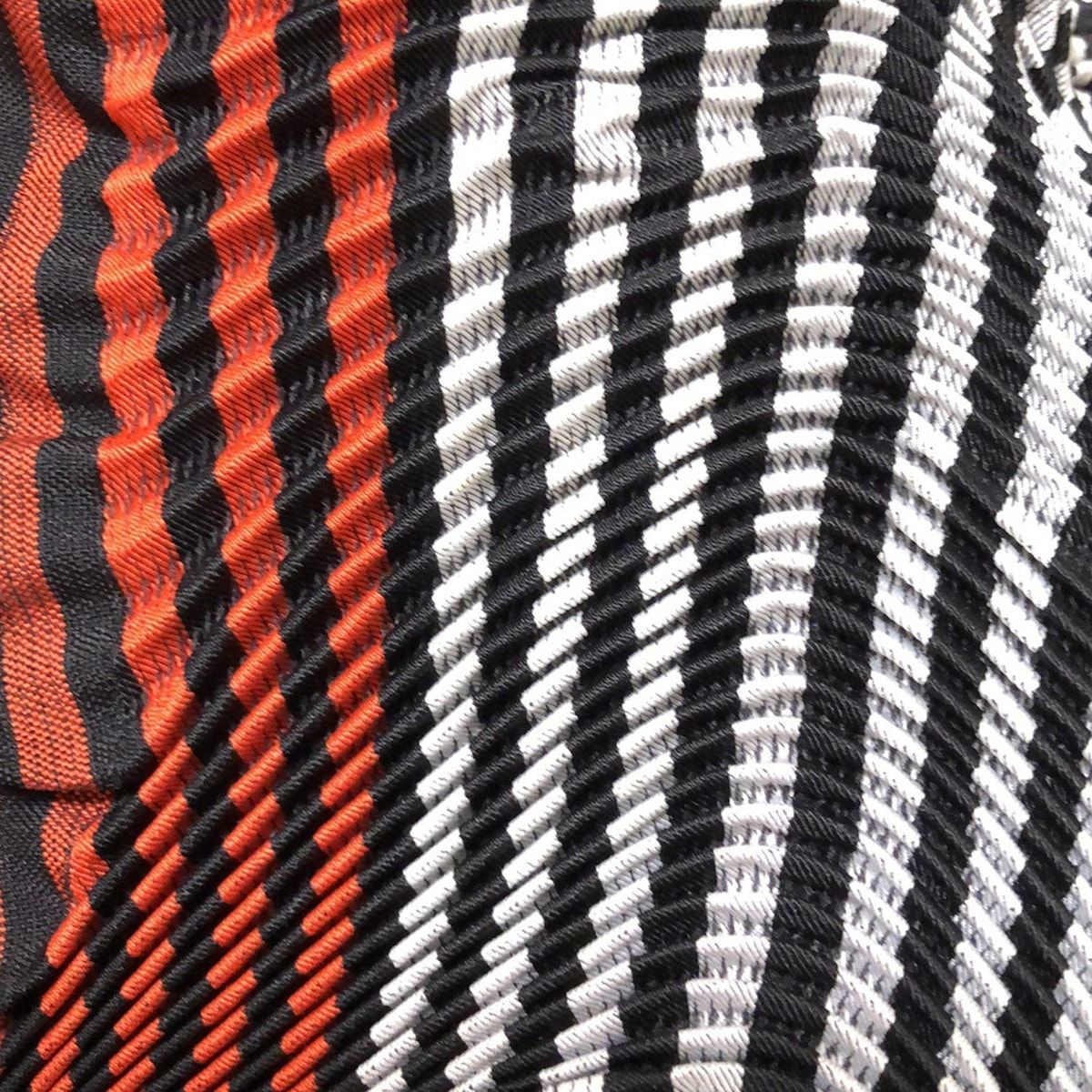 レッド×黒×グレー