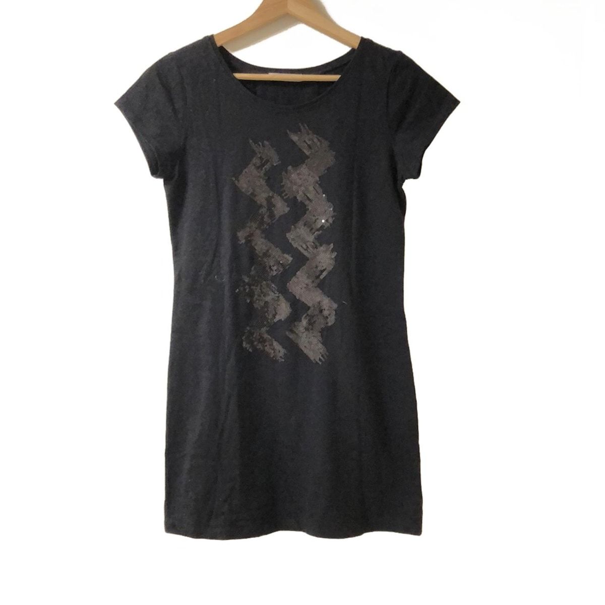 ISSEYMIYAKE イッセイミヤケ ワンピース サイズ2 M レディース - 黒 クルーネック 半袖 ミニ スパンコール