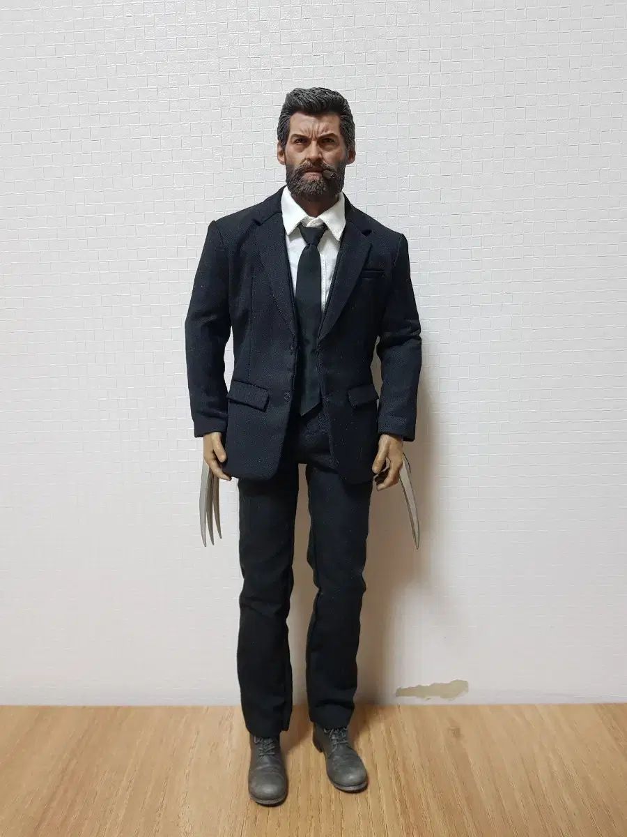 ELEVEN ロガン フィギュア スーツver