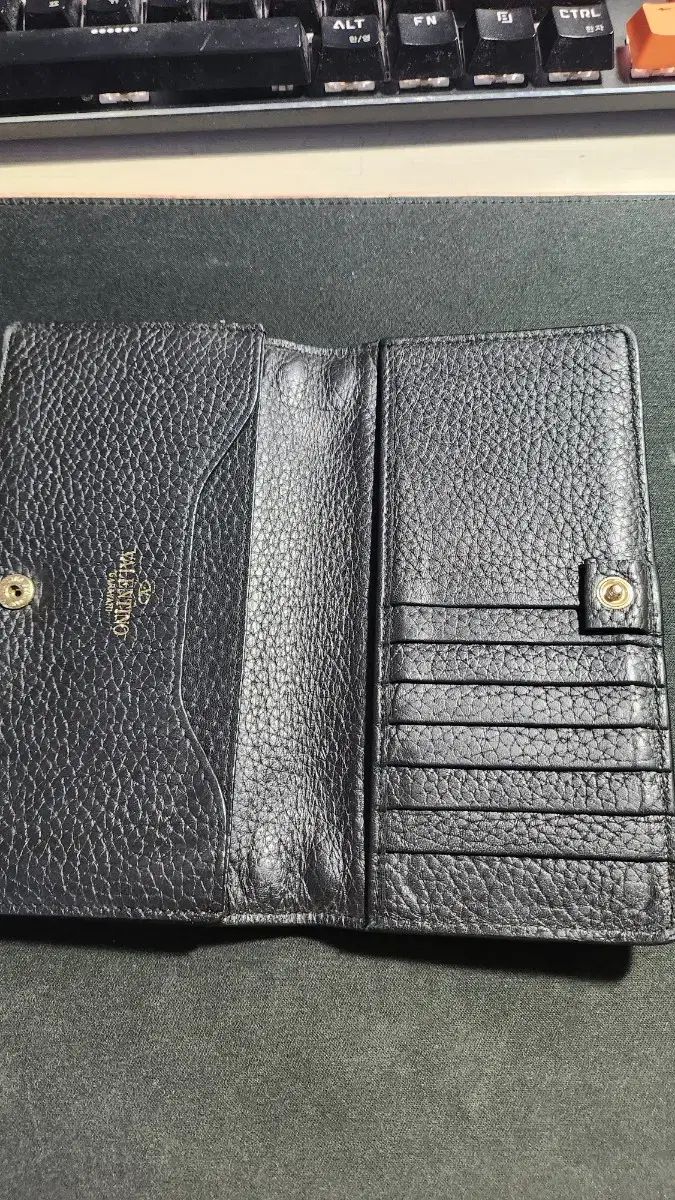 ヴァレンティノ ロックスタッズ 財布