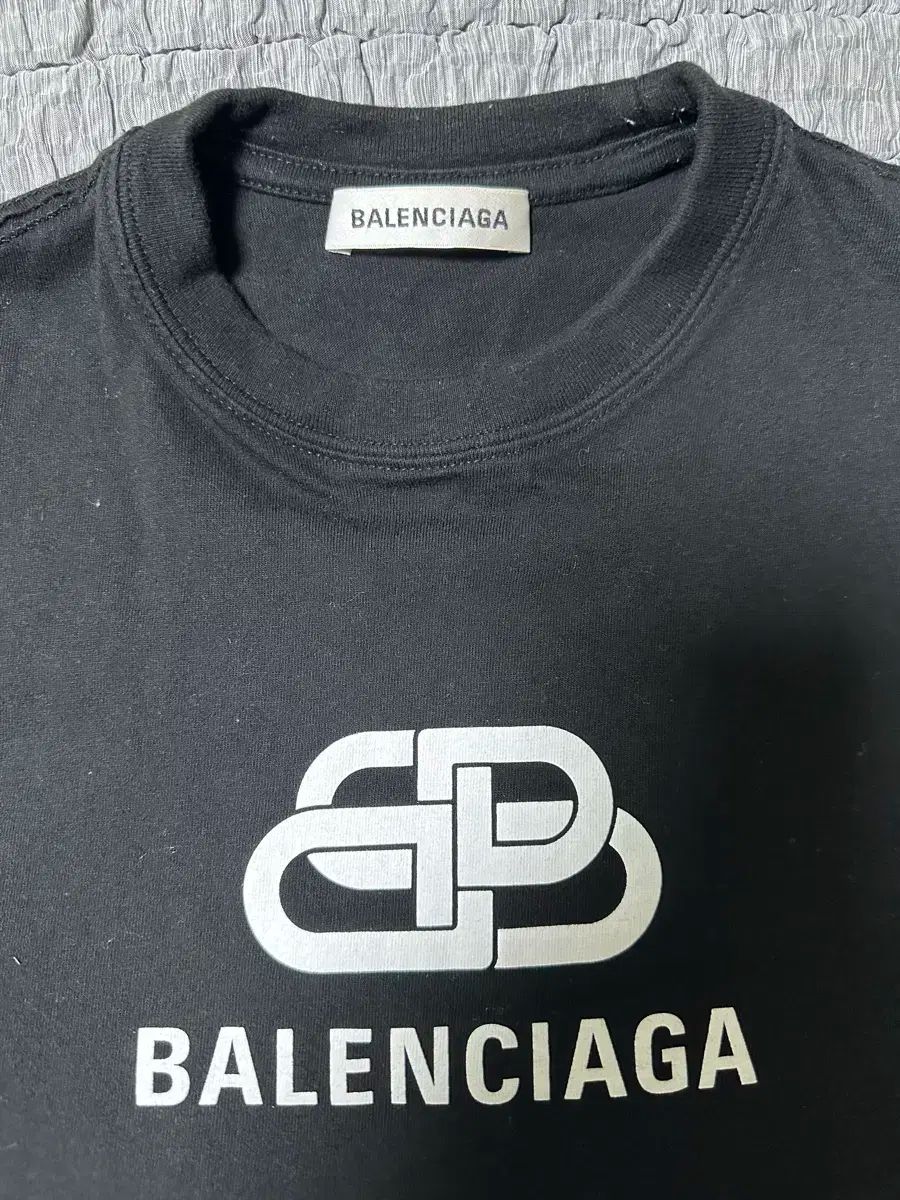 バレンシアガ ブラック ロゴ Tシャツ