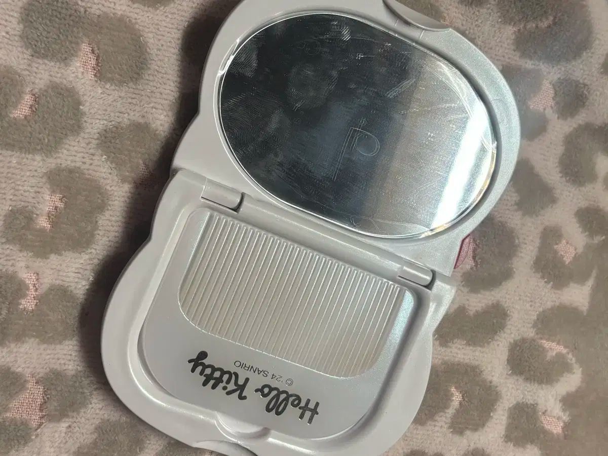 SWAROVSKI キュービック ハローキティ 手鏡 櫛 セット