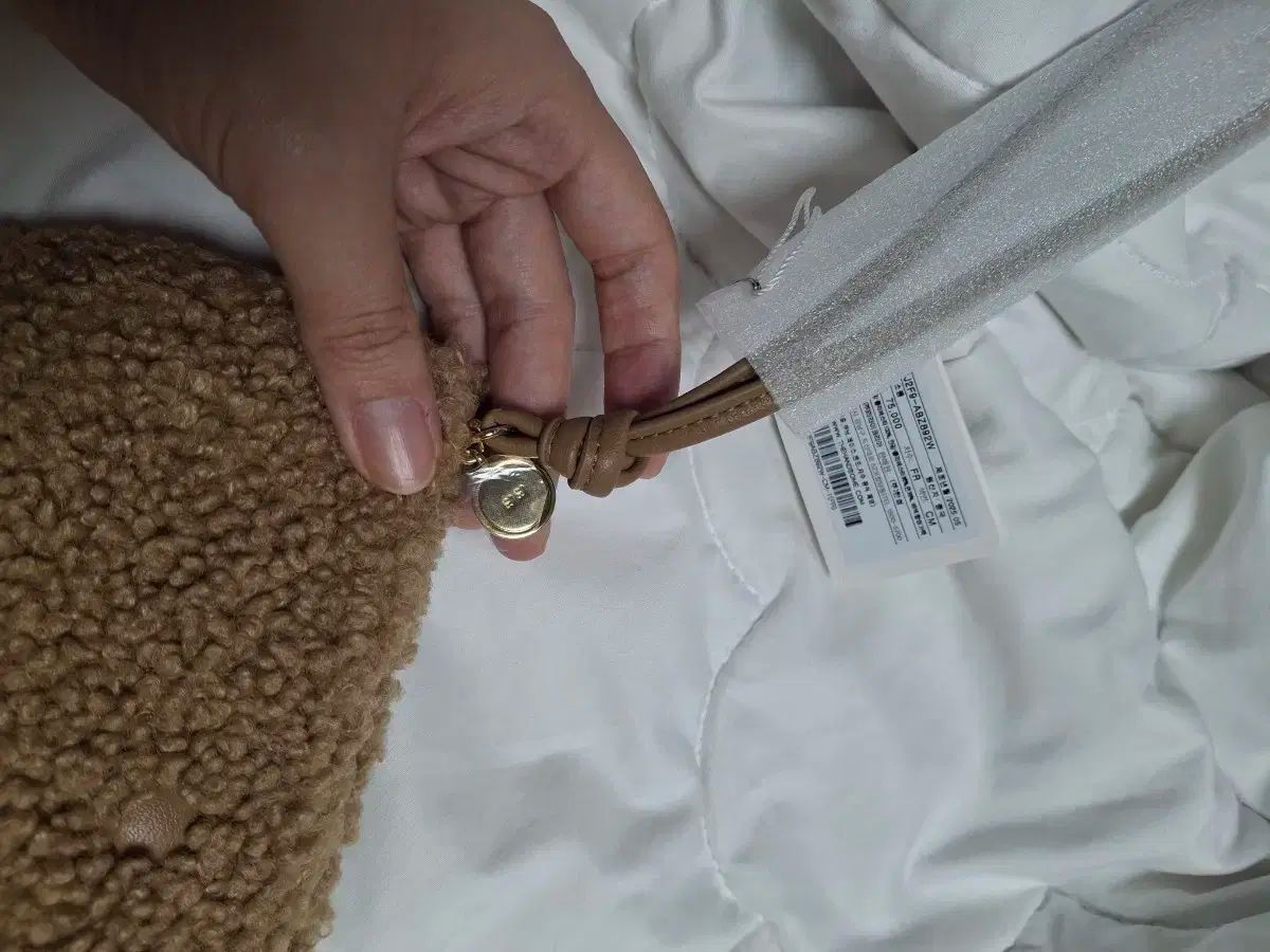 SJSJ エスジェイエスジェイ 덤블ファー 파우치 クラッチバッグ 25年 신상 店舗 몰 販売중 DECORATOM_COM_BR