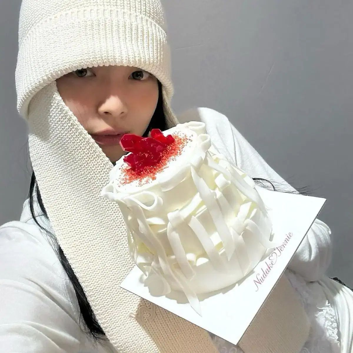 オープンワイワイ アイボリー スカーフ ビーニー ジェニ 着用