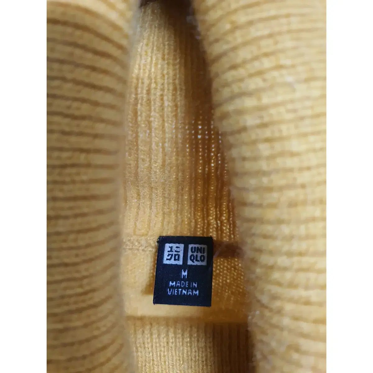 UNIQLO マスタードイェロー レディース M～Lサイズ カシミア タートルネック