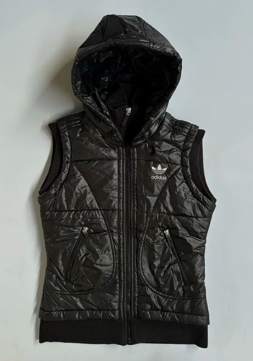 アディダス ファイヤーバード ダウンベスト