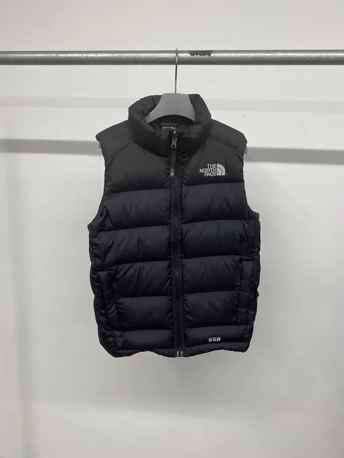 超激得，定番人気 (7-8Y) THE NORTH FACE ザノースフェイス 550 キー キッズ BOY(ボーイ) グースダウン ダウン ベスト トレーナー