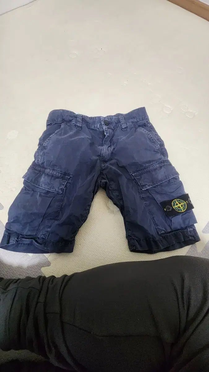 キッズ STONE ISLAND ストーンアイランド ネイビー カーゴ ハーフパンツ