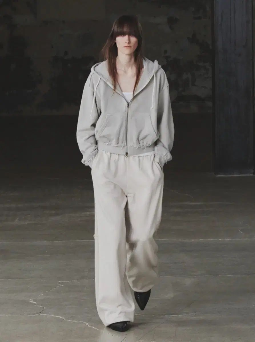 INSILENCE ウィメンズ ブロック スウェット ジョガーパンツ アッシュベージュ トレーナー