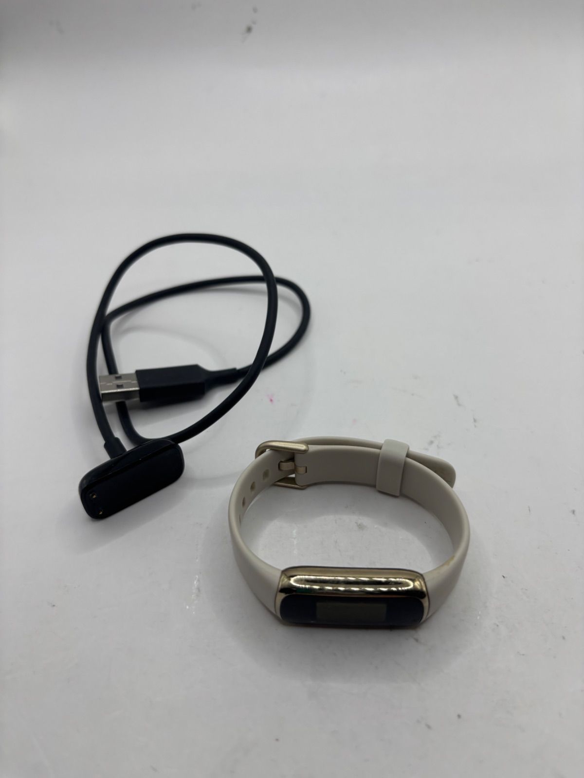 Fitbit Luxe ルナホワイト/ソフトゴールド フィットビット スマートウォッチ
